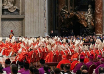 Uma cerimônia na Basílica de São Pedro deu início ao Conclave que elegerá o novo Papa. Saiba como será o processo de escolha na Capela Sistina.