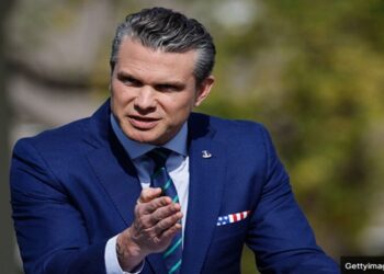 Hegseth defende missão polêmica no Caribe enquanto Congresso avalia possíveis violações.