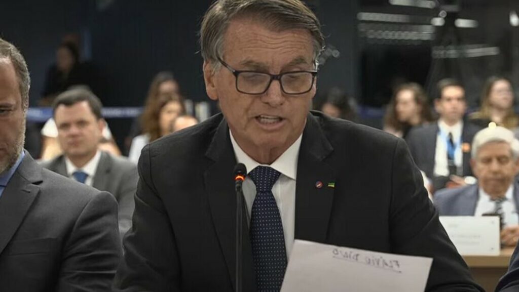 Jair Bolsonaro prestou depoimento ao STF nesta terça (10) e negou envolvimento em tentativa de golpe. Disse que buscava alternativas dentro da Constituição e pediu desculpas a Moraes.