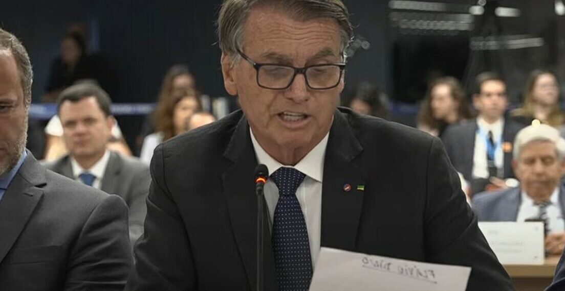 Jair Bolsonaro prestou depoimento ao STF nesta terça (10) e negou envolvimento em tentativa de golpe. Disse que buscava alternativas dentro da Constituição e pediu desculpas a Moraes.