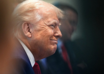 Trump cobra que Israel cumpra cessar-fogo firmado com o Irã e alerta para risco de escalar conflito no Oriente Médio.