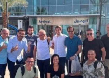 Imagens de redes sociais revelam que prefeitos brasileiros ouviram orientações políticas de oficial israelense durante missão em Israel. A atividade, fora do roteiro oficial, incentivou defesa da narrativa de Israel sobre Gaza.