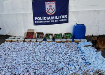 Em ação conjunta no Complexo da Mangueirinha, policiais do BAC e do 15º BPM apreenderam grande quantidade de drogas com ajuda de cães farejadores. Ocorrência foi registrada na 59ª DP.