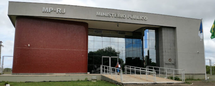 "Deus tem um favorito", disse humorista sobre doença da cantora, que o processou em 2019. Plateia teve celulares lacrados para evitar registros.