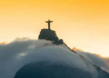 Global Liveability Index 2025 aponta Rio de Janeiro como melhor cidade do Brasil para viver, subindo 0,7 ponto no ranking internacional.