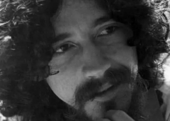 Raul Seixas completaria 80 anos neste sábado (28). Conheça a trajetória do artista que revolucionou o rock brasileiro com clássicos como "Maluco Beleza" e "Metamorfose Ambulante".