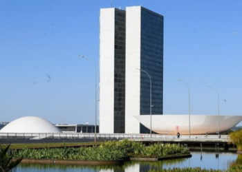 Projeto em análise no Senado quer coibir ligações de telemarketing para números errados, com multas pesadas para empresas que descumprirem.