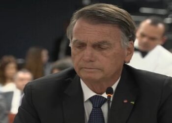 Relatório da Polícia Federal revela que as contas de Jair Bolsonaro movimentaram R$ 30,5 milhões entre mar/23 e fev/24. Documento aponta suspeitas de lavagem de dinheiro e detalha pagamentos a advogados e familiares.