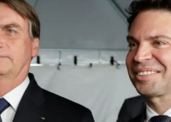 Polícia Federal indicia ex-presidente Bolsonaro, Alexandre Ramagem, Carlos Bolsonaro e mais de 30 pessoas por esquema de espionagem ilegal na Agência Brasileira de Inteligência.