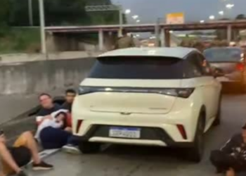 Motorista e passageiro de ônibus ficaram feridos após tiroteio durante megaoperação da Polícia Civil no Complexo de Israel, no Rio. Saiba os detalhes da ação e os impactos na cidade.