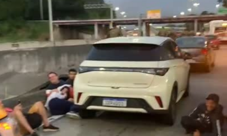 Motorista e passageiro de ônibus ficaram feridos após tiroteio durante megaoperação da Polícia Civil no Complexo de Israel, no Rio. Saiba os detalhes da ação e os impactos na cidade.