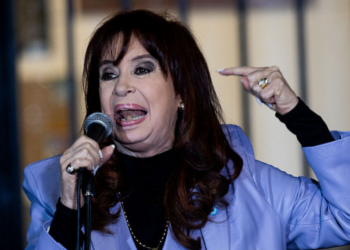 Ex-presidente da Argentina, Cristina Kirchner teve sua condenação por corrupção confirmada pela Suprema Corte. Ela está impedida de disputar eleições e afirma ser vítima de perseguição judicial e política.