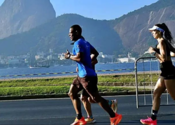 Comlurb prepara operação especial de limpeza com 226 garis e equipamentos para garantir a manutenção urbana durante a Maratona do Rio 2025, com ações desde quinta (19) até domingo (22).