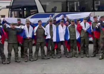Rússia e Ucrânia realizam nova troca de prisioneiros de guerra nesta quarta (19), conforme acordos de Istambul. Moscou e Kiev devolvem soldados em operação simultânea.