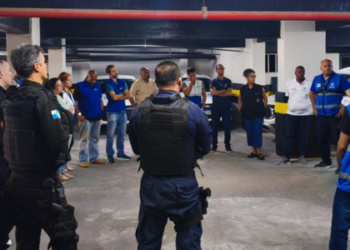 Em Macaé, ação conjunta do PROCON-RJ e da Polícia Militar apreende produtos falsificados e reforça fiscalização do comércio local. Operação OPol 351/2025 garante segurança e proteção ao consumidor.