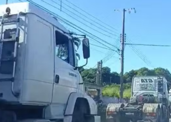 Justiça suspende portaria do IMTT que impedia acesso de caminhões ao Porto do Açu por vias urbanas de Campos. Prefeitura promete nova medida para mitigar impactos viários.