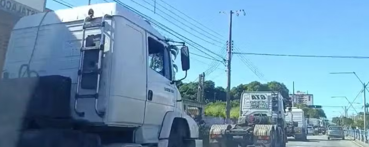 Justiça suspende portaria do IMTT que impedia acesso de caminhões ao Porto do Açu por vias urbanas de Campos. Prefeitura promete nova medida para mitigar impactos viários.