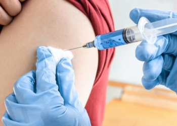 Vacinação contra a dengue começa em Campos nesta segunda (09) para crianças de 10 anos. Com eficácia de até 90%, imunizante será aplicado em postos e UBSFs.