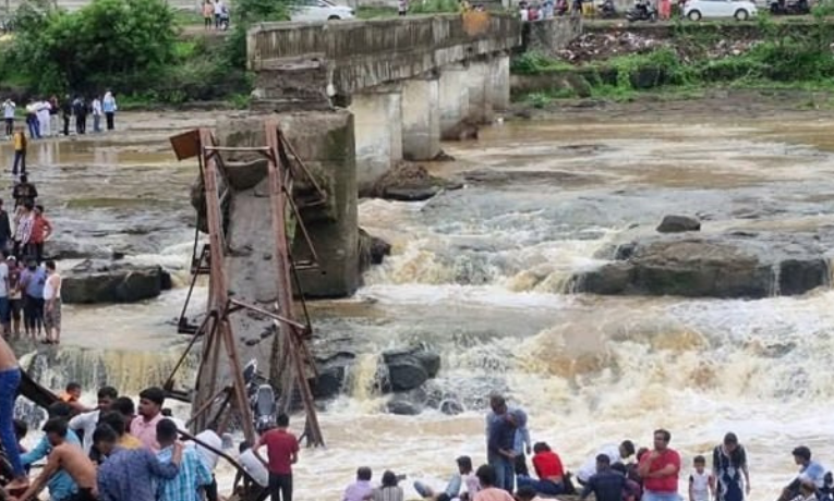 Ponte Colapsa com Turistas na Índia e Deixa Vítimas em Maharashtra