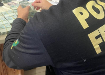 Polícia Federal realiza Operação LIBERUM ARCA para desarticular grupo que fraudava clientes da Caixa. Ação ocorre no RJ e SP. Veja os detalhes.