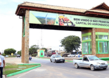 Comércio fecha em São Francisco do Itabapoana (RJ) em meio à crise econômica. População denuncia má gestão da prefeita e instabilidade política agrava o cenário.