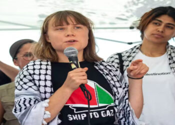 Greta Thunberg, com outros ativistas de organizações de direitos humanos, fala a jornalistas em Catania, Itália, antes de partir para o Oriente Médio. Atrás de Greta aparece a francesa Rima Hassan, que também está na embarcação. — Foto: Salvatore Cavalli/AP Photo