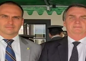 PF indicia Jair Bolsonaro e Eduardo Bolsonaro por articulação com os EUA para impor sanções ao Brasil e pressionar o STF. Ex-presidente também será julgado por tentativa de golpe em setembro.