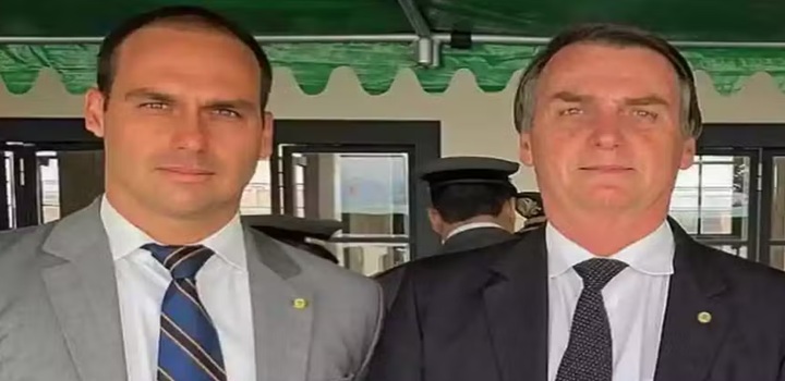 PF indicia Jair Bolsonaro e Eduardo Bolsonaro por articulação com os EUA para impor sanções ao Brasil e pressionar o STF. Ex-presidente também será julgado por tentativa de golpe em setembro.
