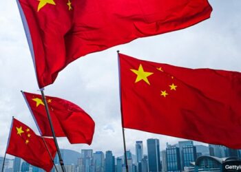 China revela enorme jazida de minerais essenciais e amplia vantagem na corrida tecnológica global contra os EUA.