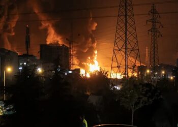 Incêndio no depósito de petróleo de Shahran, a noroeste de Teerã - Foto: ATTA KENARE/AFP/Getty Images