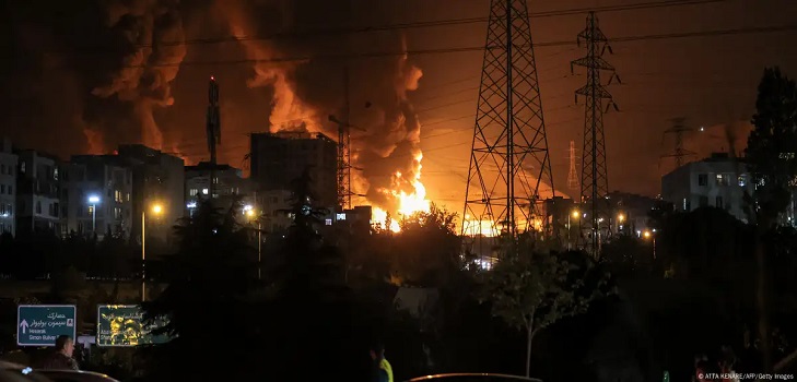 Incêndio no depósito de petróleo de Shahran, a noroeste de Teerã - Foto: ATTA KENARE/AFP/Getty Images