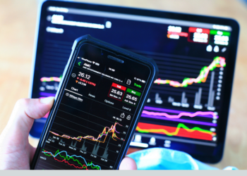 Ibovespa recua nesta sexta após Copom elevar Selic para 15%. Juros altos pressionam ações do varejo, tecnologia e bancos, enquanto Petrobras sobe.