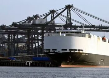 Navio com 3 mil carros é abandonado no meio do Oceano Pacífico