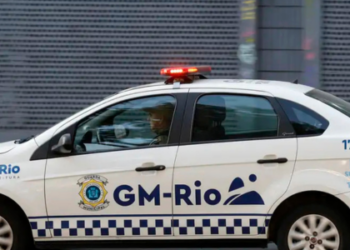 Mais de mil pessoas estão há três dias sem água no prédio Balança Mas Não Cai, em Campos. Corte feito pela Águas do Paraíba ocorre enquanto empresa tenta renovar contrato com a Prefeitura até 2059 sem licitação pública. Caso é contestado na Justiça e no TCE-RJ.