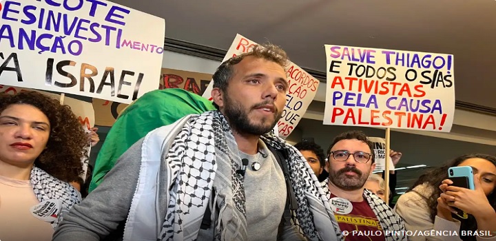 Thiago Ávila chega ao Brasil e é recebido por grupo pró-Palestina
