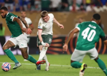 Palmeiras está fora do Mundial de Clubes após derrota por 2 a 1 para o Chelsea, nos EUA. Estêvão marcou, mas Weverton falhou no gol decisivo. Fluminense segue na disputa.