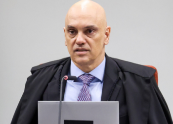 Alexandre de Moraes, do STF, suspende decretos que aumentaram o IOF e convoca audiência entre Executivo, Legislativo e Judiciário para debater limites constitucionais.