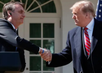 Em declaração polêmica, Trump questiona decisão do TSE e defende Bolsonaro como vítima de perseguição.