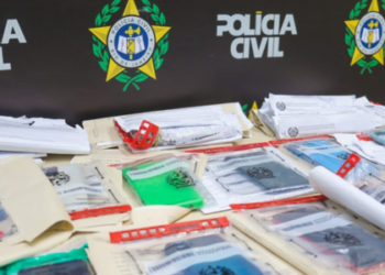 Polícia Civil do RJ começa a devolver celulares roubados através da Operação Rastreio. Confira os locais de entrega e como verificar se seu aparelho foi recuperado.