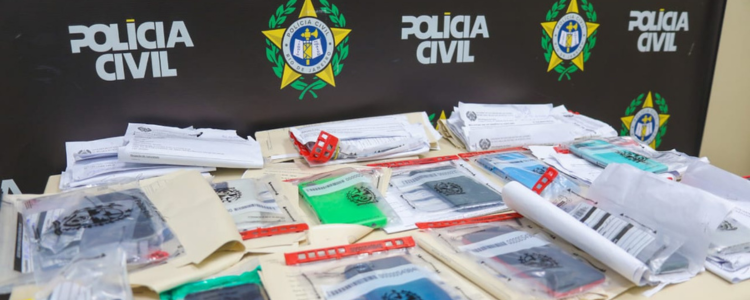 Polícia Civil do RJ começa a devolver celulares roubados através da Operação Rastreio. Confira os locais de entrega e como verificar se seu aparelho foi recuperado.