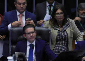 Câmara aprova por ampla maioria nova Lei de Licenciamento Ambiental que reduz exigências para grandes obras e enfraquece Ibama e Funai, gerando alertas ambientais.