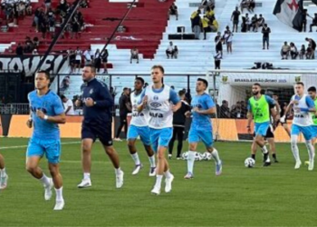Vasco empata com o Grêmio por 1 a 1 em São Januário pela 15ª rodada do Brasileirão. Time segue pressionado pela torcida e perto do Z4. Confira os destaques, ficha técnica e próximos jogos.