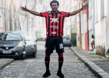 São Paulo vence Corinthians por 2 a 0 no Majestoso com dois gols de Luciano. Crespo mostra evolução, enquanto Timão sofre com oscilações.