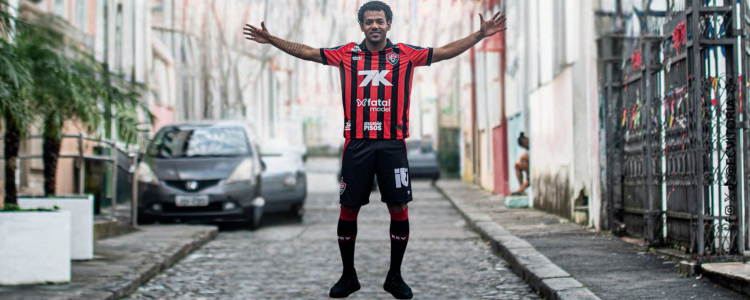 São Paulo vence Corinthians por 2 a 0 no Majestoso com dois gols de Luciano. Crespo mostra evolução, enquanto Timão sofre com oscilações.
