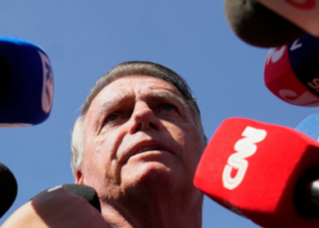 STF impõe medidas duras a Bolsonaro, incluindo tornozeleira e recolhimento noturno. Filho busca apoio nos EUA, e mídia internacional vê risco de fuga.
