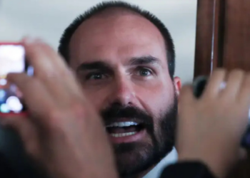 Com licença expirada, Eduardo Bolsonaro precisa decidir se volta à Câmara ou renuncia ao mandato. Saiba o que está em jogo: salário, foro privilegiado e possíveis consequências jurídicas.