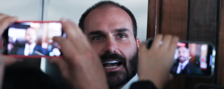 Com licença expirada, Eduardo Bolsonaro precisa decidir se volta à Câmara ou renuncia ao mandato. Saiba o que está em jogo: salário, foro privilegiado e possíveis consequências jurídicas.