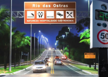 Em Rio das Ostras, radares instalados sem sinalização podem gerar multas irregulares. Entenda o que diz a lei e como recorrer se for multado sem aviso visível.