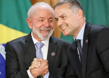 Ministro dos Transportes critica atuação de Eduardo Bolsonaro nos EUA e afirma que Lula deve ampliar diálogo com o centro para isolar a extrema direita.