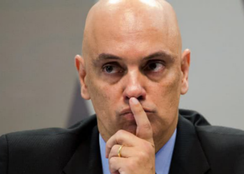 Ministro do STF decidiu não decretar prisão de Bolsonaro após análise de suposto descumprimento de medidas cautelares. Leia mais.